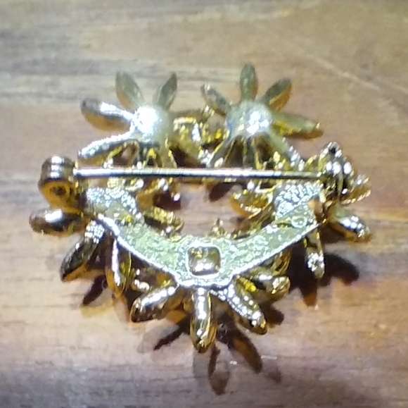Vintage Gold Brooch With White Seed Beads, Faux Pearl Flowers, Star Patt… - Picture 6 of 7